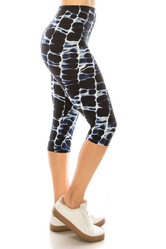 Abstract Print, High Waisted Capri Leggings In A Fitted Style With An Elastic Waistband. - Fashion Quality Boutik